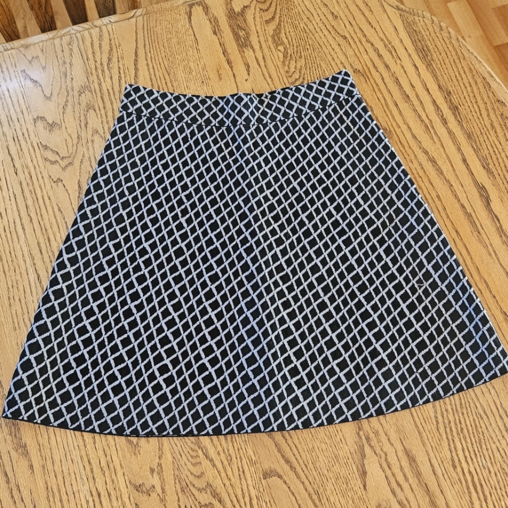 Saks Fifth Ave Stylish Black and Gray Women's Skirt. Elastic Waist And Stretchy